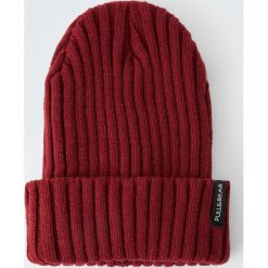 Bordowa czapka z cienkiej dzianiny. Czerwone czapki męskie marki Pull&Bear, z dzianiny. Za 49,90 zł.