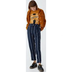 Spodnie paper bag w granatowe paski. Zielone spodnie damskie Pull&Bear. Za 69,90 zł.
