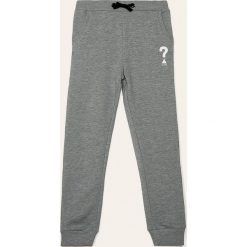 Guess Jeans - Spodnie dziecięce 118-175 cm. Szare spodnie chłopięce Guess Jeans, z aplikacjami, z bawełny. W wyprzedaży za 129,90 zł.