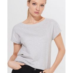 Błyszcząca koszulka - Jasny szary. Szare koszulki damskie Mohito, s, bez wzorów, bez kołnierzyka, bez rękawów. Za 49,99 zł.