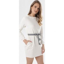 Kremowa Sukienka Larainey. Brązowe sukienki damskie Born2be, s, bez wzorów, z dzianiny, bez kołnierzyka, bez rękawów. W wyprzedaży za 64,99 zł.