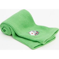 Wysokie skarpetki z haftowanymi kartami. Zielone skarpetki męskie Pull&Bear, z haftami. Za 29,90 zł.