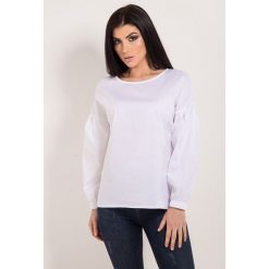 Bluzka w kolorze białym. Białe bluzki damskie Bessa, Moonlight, bez wzorów, bez kołnierzyka, z długim rękawem. W wyprzedaży za 124,95 zł.