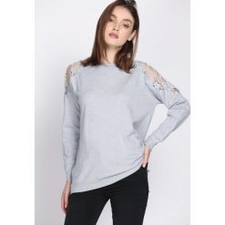 Jasnoszary Sweter Comply. Szare bez kategorii Born2be, xl, z koronki, z okrągłym kołnierzem. Za 79,99 zł.