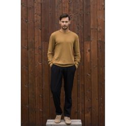 Męski sweter z wełny Tender musztardowy. Szare swetry męskie Veva, na lato, s, bez wzorów, z wełny, klasyczne, z klasycznym kołnierzykiem, bez kaptura. Za 179,00 zł.