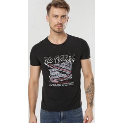 Czarna Koszulka Adrievia. Czarne koszulki męskie Born2be, xl, bez wzorów, bez kołnierzyka, bez rękawów. W wyprzedaży za 29,99 zł.
