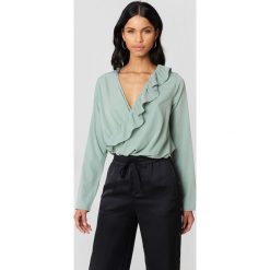 NA-KD Boho Bluzka z asymetryczną falbaną - Green. Zielone bluzki damskie NA-KD Boho, bez wzorów, z poliesteru, boho, z falbankami, bez rękawów. W wyprzedaży za 36,47 zł.