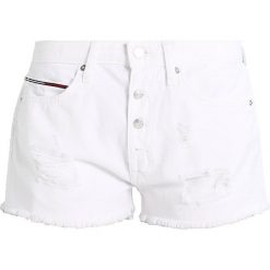 Bermudy damskie: Tommy Jeans HOTPANT SHORT Szorty jeansowe soft white rigid