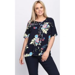 Granatowa Bluzka Love And Affection. Niebieskie bluzki damskie Born2be, na lato, xl, bez wzorów, z tkaniny, bez kołnierzyka, bez rękawów. Za 49,99 zł.