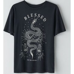 Koszulka oversize z nadrukiem - Szary. Szare koszulki damskie Cropp, s, z nadrukiem, bez kołnierzyka. Za 39,99 zł.