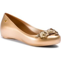 Baleriny MELISSA - Ultragirl Flower Chrom 32655 Gold 50676. Żółte baleriny damskie Melissa, bez wzorów, z tworzywa sztucznego, klasyczne, bez obcasa. W wyprzedaży za 209,00 zł.