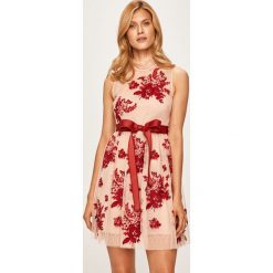 Red Valentino - Sukienka. Czerwone sukienki damskie Red Valentino, m, z haftami, z poliesteru, eleganckie, ze stójką, bez rękawów, mini, rozkloszowane. W wyprzedaży za 2799,00 zł.