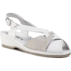 Sandały COMFORTABEL - 710817 Weiss 3. Białe klapki damskie Comfortabel, bez wzorów, ze skóry, bez obcasa, na obcasie. Za 209,00 zł.