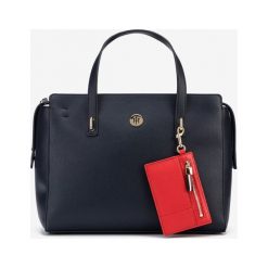 Tommy Hilfiger Charming Tommy Torebka Niebieski. Niebieskie torebki klasyczne damskie TOMMY HILFIGER, w paski, z materiału, bez dodatków. Za 738,95 zł.