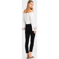 Bluzki damskie: NAKD DEBIFLUE EMBROIDERED OFFSHOULDER TOP Bluzka white