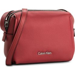Torebka CALVIN KLEIN BLACK LABEL - Downton Small Cross K60K603902 618. Czerwone torebki klasyczne damskie marki Calvin Klein Black Label. W wyprzedaży za 289,00 zł.