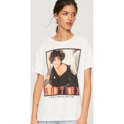 T-shirt Whitney Houston - Biały. Białe t-shirty damskie Reserved, l. Za 59,99 zł.