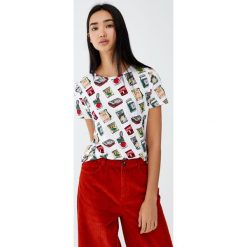 Koszulka z nadrukiem puszek. Białe koszulki damskie Pull&Bear, z nadrukiem, bez kołnierzyka, z krótkim rękawem. Za 29,90 zł.