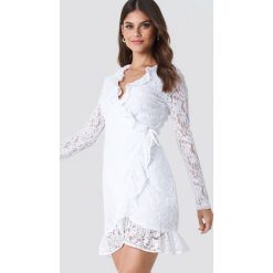 NA-KD Boho Koronkowa sukienka z kopertowym przodem - White. Białe długie sukienki NA-KD Boho, z koronki, boho, z kopertowym dekoltem, z długim rękawem, kopertowe. Za 202,95 zł.