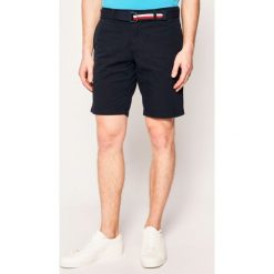 Szorty materiałowe TOMMY HILFIGER Brooklyn MW0MW10897. Zielone spodenki i szorty męskie TOMMY HILFIGER, m, bez wzorów, z bawełny. W wyprzedaży za 189,00 zł.