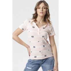 Jasnoróżowy T-shirt Kalise. Różowe bluzki damskie Born2be, s, w paski, z okrągłym kołnierzem, z krótkim rękawem. Za 39,99 zł.