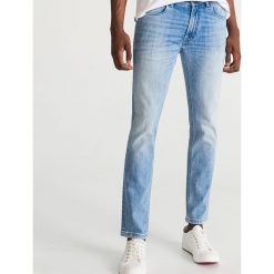 Jeansowe spodnie slim z recyklingu - Niebieski. Niebieskie spodnie męskie Reserved, m, bez wzorów, z jeansu. Za 169,99 zł.