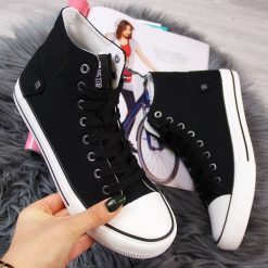 Trampki wysokie czarne Big Star DD274330 - czarny. Czarne trampki i tenisówki damskie BIG STAR, bez wzorów, bez zapięcia. Za 89,99 zł.