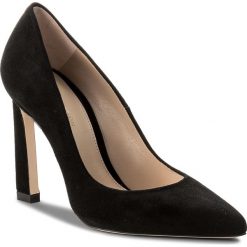 Szpilki STUART WEITZMAN - Chicster XL 17441 Black Seda Suede. Czarne szpilki marki Stuart Weitzman, ze skóry, na obcasie. W wyprzedaży za 929,00 zł.