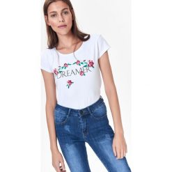 BAWEŁNIANY T-SHIRT DAMSKI Z NADRUKIEM W KWIATY. Białe t-shirty damskie marki Top Secret, z nadrukiem, z bawełny. W wyprzedaży za 14,99 zł.