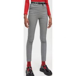 Spodnie chino slim z paskiem - Jasny szary. Szare spodnie damskie Cropp, bez wzorów. Za 89,99 zł.