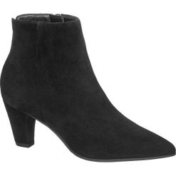 Zamszowe botki damskie 5th Avenue w kolorze czarnym 5th Avenue czarne. Czarne botki damskie 5th Avenue, ze skóry, bez obcasa, na obcasie, na zamek. Za 239,90 zł.
