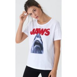 Koszulka Jaws - Biały. Białe koszulki damskie House, s, bez wzorów, bez kołnierzyka, bez rękawów. Za 39,99 zł.