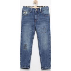 Jeansy carrot - Niebieski. Niebieskie spodnie chłopięce marki Reserved. Za 129,99 zł.