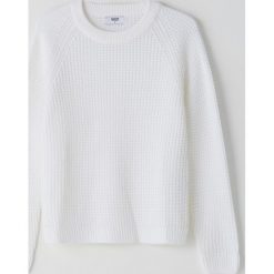 Sweter o klasycznym kroju -. Swetry damskie Cropp, s, bez wzorów, klasyczne, bez rękawów, bez kaptura. Za 59,99 zł.