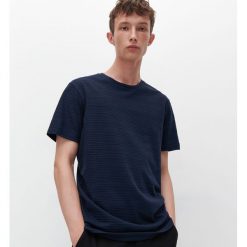 T-shirt ze strukturalnej dzianiny - Granatowy. Niebieskie t-shirty męskie Reserved, s, bez wzorów, z dzianiny, bez kołnierzyka. Za 49,99 zł.