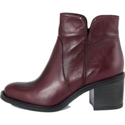 Skórzane botki w kolorze bordowym. Czerwone botki damskie Eye, z paskami. W wyprzedaży za 309,95 zł.