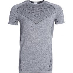Szara Koszulka Touch On. Szare koszulki męskie Born2be, xl, bez wzorów, z dzianiny, z okrągłym kołnierzem, z krótkim rękawem, krótkie. Za 39,99 zł.