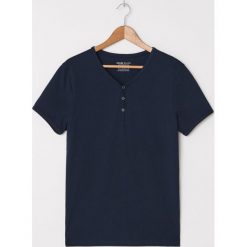 T-shirt z guzikami - Granatowy. Niebieskie t-shirty męskie House, s, bez wzorów, bez kołnierzyka. Za 39,99 zł.