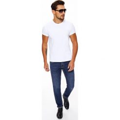 T-shirt męski gładki z okrągłym dekoltem. Białe t-shirty męskie Top Secret, xxl, bez wzorów, z okrągłym kołnierzem, krótkie. Za 29,99 zł.