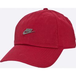 Nike Sportswear - Czapka. Czerwone czapki męskie marki Nike Sportswear, z bawełny. W wyprzedaży za 59,90 zł.