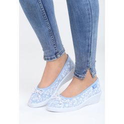 Niebieskie Koturny Dollar Dream. Niebieskie buty ślubne damskie marki Born2be, w kwiaty, na koturnie. Za 49,99 zł.