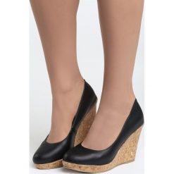 Czarne Koturny Gotta Have it. Czarne czółenka damskie marki Born2be, z materiału, z okrągłym noskiem, na koturnie. Za 89,99 zł.