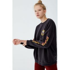 Bluza z logo Guns N' Roses. Szare bluzy damskie Pull&Bear, bez wzorów, bez rękawów, bez kaptura. Za 139,00 zł.