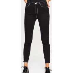 Jeansy HIGH WAIST - Czarny. Czarne spodnie z wysokim stanem Cropp, z jeansu. Za 89,99 zł.