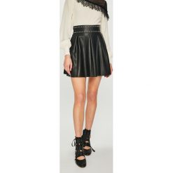 Guess Jeans - Spódnica. Czarne spódniczki damskie jeansowe marki Guess Jeans, s, z aplikacjami, z podwyższonym stanem, mini. Za 399,90 zł.