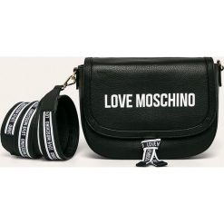 Love Moschino - Torebka skórzana. Czarne listonoszki damskie Love Moschino, w paski, ze skóry, na ramię, z nadrukiem, z aplikacjami. W wyprzedaży za 879,90 zł.