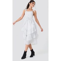 NA-KD Boho Szyfonowa sukienka z falbankami - White. Białe sukienki damskie NA-KD Boho, bez wzorów, z poliesteru, boho, z falbankami, bez rękawów, midi. W wyprzedaży za 60,97 zł.
