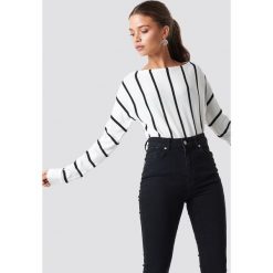 NA-KD Sweter w paski - White. Białe swetry klasyczne damskie marki NA-KD, w paski, prążkowane, z okrągłym kołnierzem. Za 161,95 zł.