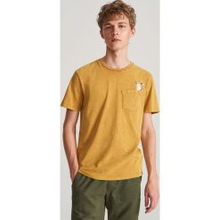T-shirt z kieszenią - Pomarańczowy. Pomarańczowe t-shirty męskie Reserved, s, bez wzorów, bez kołnierzyka. Za 49,99 zł.
