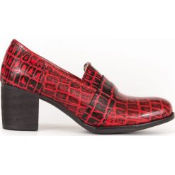 Półbuty na 6 cm słupku z tłoczeniem - skóra naturalna - model 250 - kolor czarno-czerwony krokodyl. Czerwone półbuty damskie Zapato, bez wzorów, ze skóry, bez obcasa, na słupku, bez zapięcia. Za 319,00 zł.